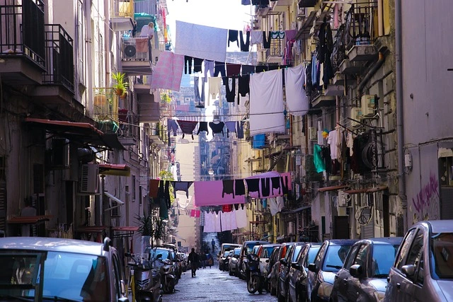 naples et la lessives des habitants le linge accroché au fenêtre