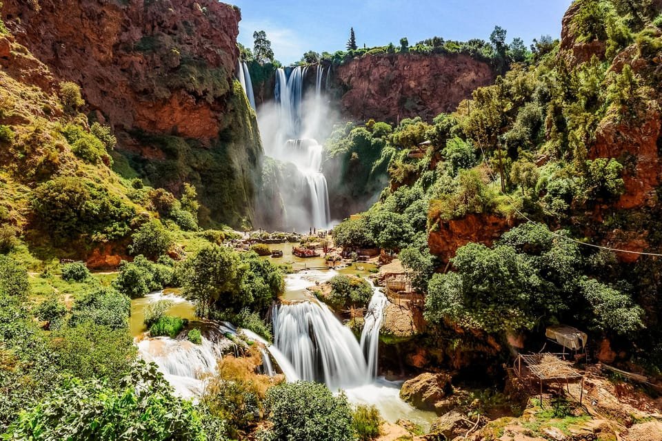 Lieux insolites à visiter au Maroc Visitez les chutes d'eau d'Ouzoud depuis Marrakech. Participez à une randonnée guidée et profitez d'un tour en bateau pour admirer les chutes de plus près.