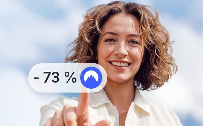 une femme clique et profite de l'offre nordvpn moins 73%