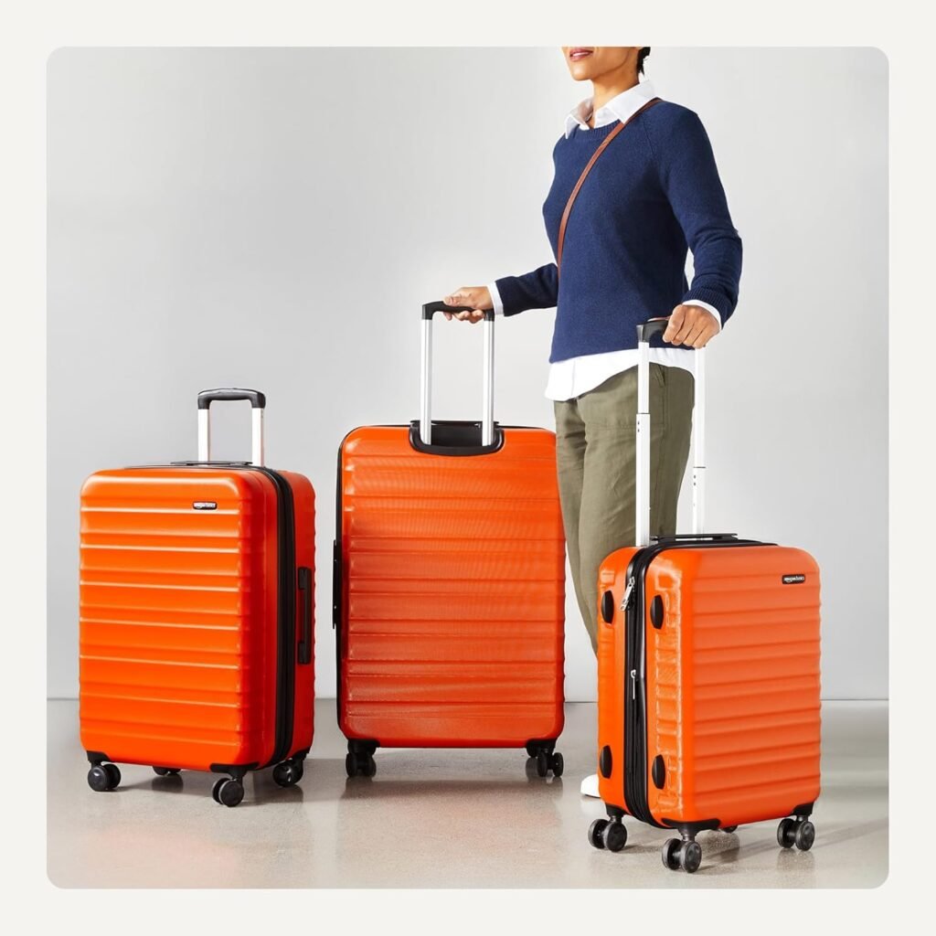 Une personne avec Amazon Basics Valises 3 Pièces Orange : Test & Avis 2025