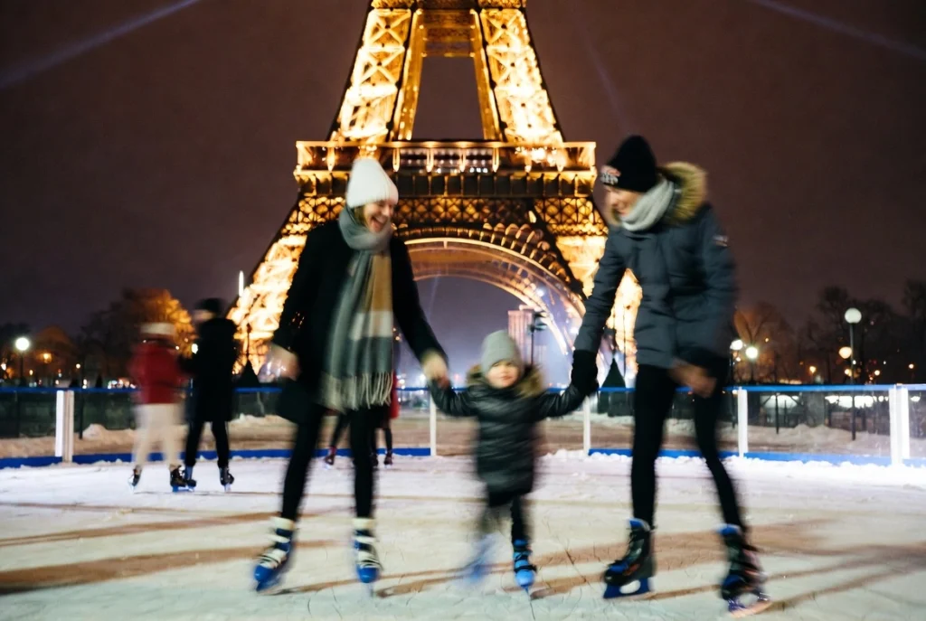 une famille qui patine en decembre devant la tour eiffel activités à faire en décembre en famille 
