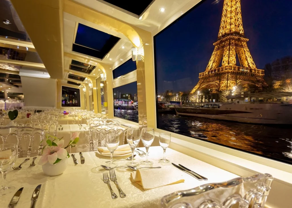diner croisiere depart tour eiffel avis viator vue de la tour eiffel a table sur le bateau