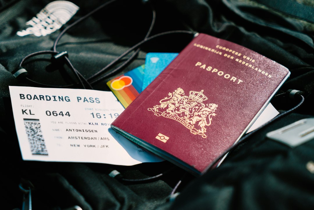Passeport et carte bancaire prêts pour constituer un dossier de réclamation de vol